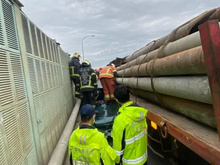 台64線驚悚事故！轎車慘遭聯結車撞擊「7旬翁慘夾車內」