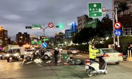 影/新北嚴重車禍！轎車闖紅燈高速衝撞機車2人骨折　驚悚瞬間曝