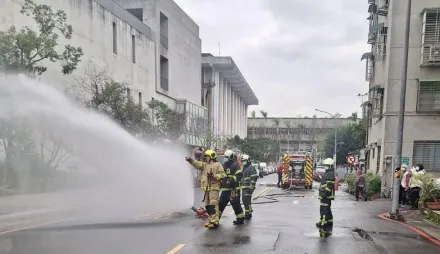 北市景美女中瓦斯外洩臭味狂飄　警消灑水封路現場開挖