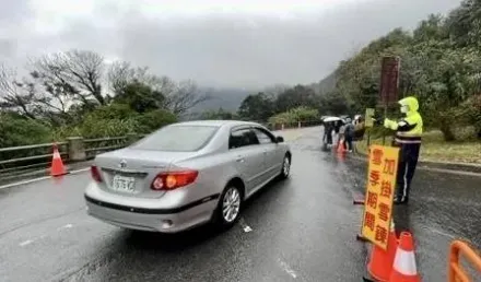 急凍！寒流強襲「陽明山可能降雪」　追雪車潮恐現警3階段交管