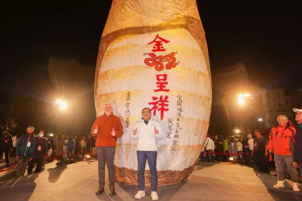 平溪天燈節登場　侯友宜祈願「雲開風浪平、溪手向前行」