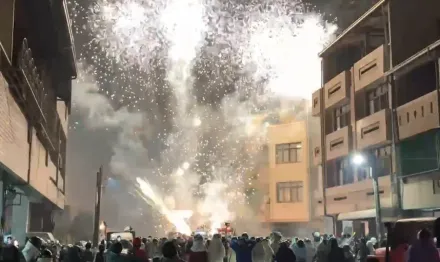 影/鹽水蜂炮首日熱鬧開炸！千人圍城嗨喊「好刺激」　明晚200萬發蜂炮迎元宵