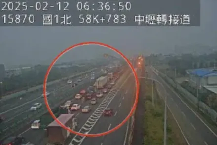 紫爆中！國1北向內壢交流道「6車追撞」傷亡不明