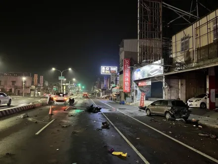 才公布酒駕累犯照！醉貓男半夜「撞民宅翻車」　機車起火燒