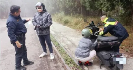 南非旅客遊大雪山... 歐兜拜沒油卡路中　暖警伸援手解危