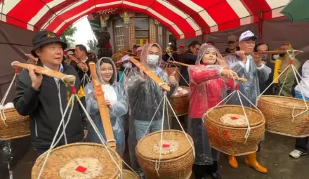 影/元宵重頭戲「吃飯擔」活動登場！萬人風雨無阻享用美食