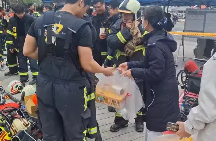 影/感謝英雄！台中民眾自發送餐給消防員　超商店長霸氣送礦泉水