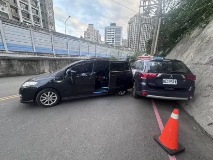 影/新店警助「側翻車」翻正...下秒換警車GG了　網笑：它好無辜