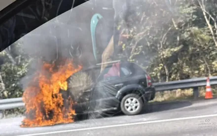 假日驚魂！國1南下林口段驚爆火燒車淪廢鐵　5人險逃生