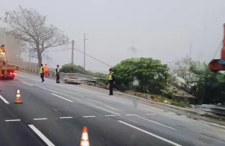 影/驚悚畫面直擊！國1南向雲林段9車事故「聯結車衝下邊坡」