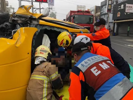 計程車失控撞2車、6機車！「90度側翻」畫面曝　運將困車內