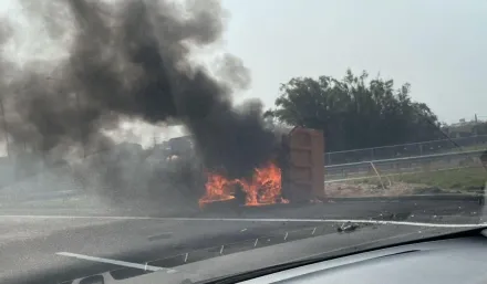 影/國1后里交流道重大事故！砂石車翻覆陷火海、傷亡不明