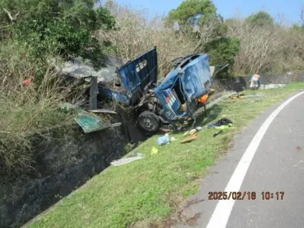 影/恆春貨車「自撞山壁」卡山溝　駕駛重傷送醫