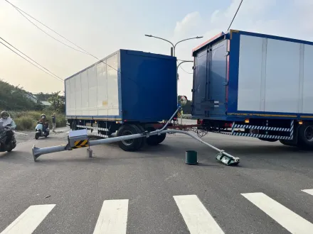 塞爆了！台南連結車撞斷號誌桿　車身阻斷關新路雙向交通