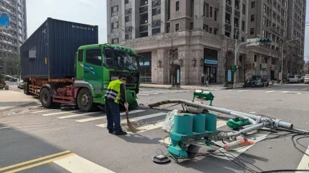 疑爆胎釀禍！桃園曳引車撞廣告招牌再鏟斷路燈　幸無傷亡