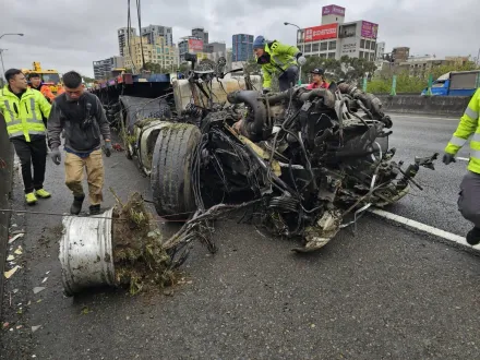 國1清晨爆事故「車流大回堵」　聯結車衝出護欄翻落