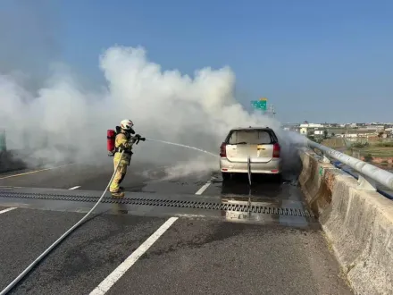 台82線火燒車！濃濃黑煙竄滿天際　整輛車慘燒成廢鐵