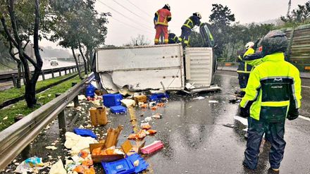 影/「天雨路滑」台62物流車自撞翻覆　箱體碎爛一半不見