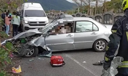 花蓮門諾分院前嚴重自撞！車頭全毀　男夾困車內、3傷