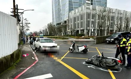 影/北市嚴重車禍！機車擦撞騎士遭轎車追撞　困車底命危