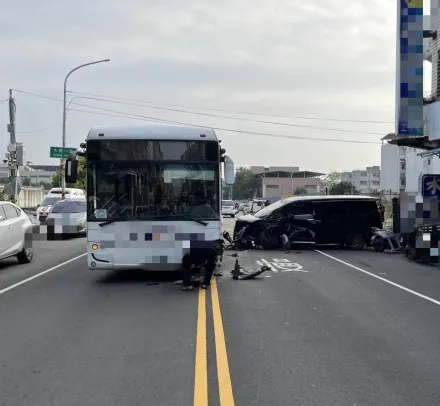 影/台中公車出事！閃違停瓦斯貨車「撞爛89運兵車」