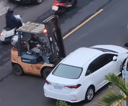 霸王車橫擋出入口！堆高機開大絕「整輛鏟起」　網狂讚：真療癒