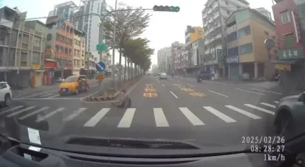 高雄最美風景！身障男坐臥過馬路卡關　暖駕駛幫擋車被讚爆