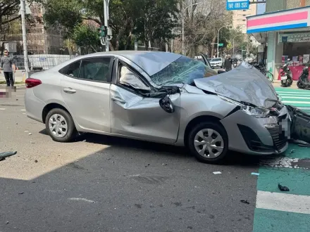 影/新竹市驚悚連環撞！轎車猛翻躺路中　老婦遭撞噴飛命危