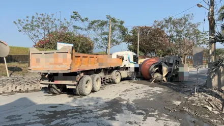 屏東水泥車撞砂石車！整輛180度翻覆　驚悚畫面曝