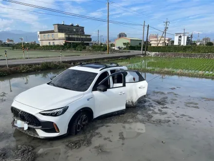 影/才8天！宜蘭又發生墜田車禍「白車停好」　LEXUS車頭全毀