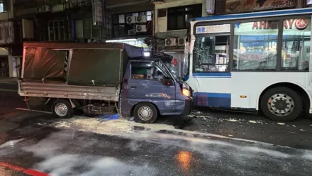 影/新北嚴重車禍！公車正面對撞貨車　1駕駛受困2人送醫