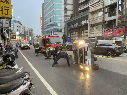 影/中壢重大車禍！阿姨開「頭又大」連撞2車翻覆　救援畫面直擊