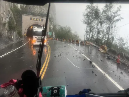 影/豪雨釀災！台9線崇德段爆雙向土石崩落　1小時清除完畢