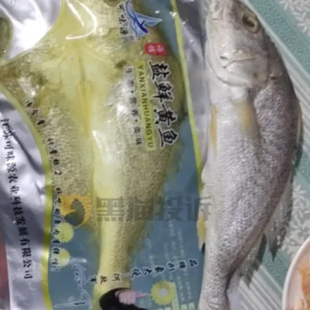 影/別眨眼！黃花魚抽出袋「竟變灰色」　陸男控店家騙人