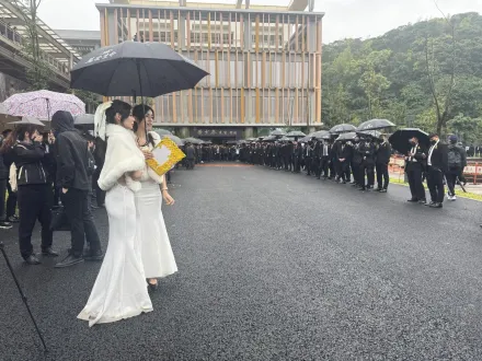 影/竹聯幫黃少岑告別式現場！柯建銘到場、白衣長腿女接待