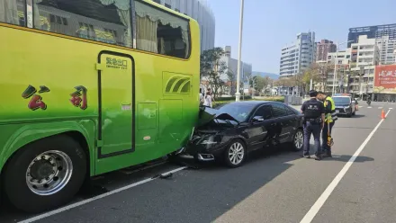 高雄女駕駛「不明原因」開車猛撞遊覽車　現場慘況曝光