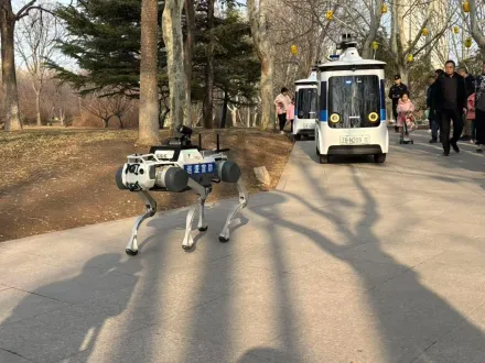 影/科幻！北京驚現「機器狗巡邏」　與無人駕駛車協作