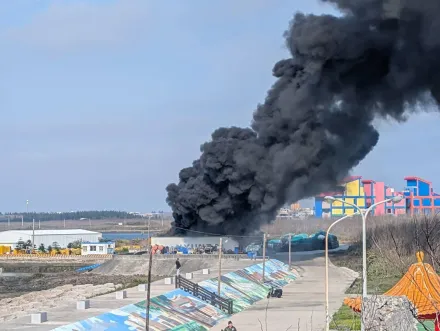 影/馬公養殖公司貨櫃屋爆大火　駭人黑龍捲竄天