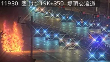 影/國1高架20K堤頂段火燒車　轎車路肩陷火海燒到剩骨架