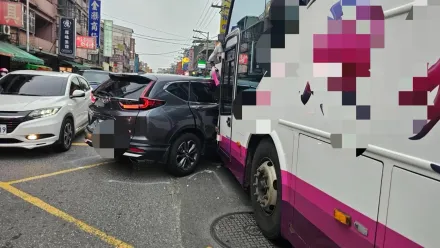 影/桃園嚴重車禍！遊覽車「攔腰撞上休旅車」傷亡不明