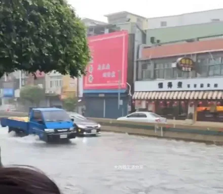 影/台北市雨彈殃及中壢？環北路慘成小河直擊