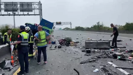 影/近距離破碎現場！國1水上段「貨車衝分隔島1命危」