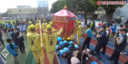 白沙屯媽祖登司令台賜福　埔鹽國小師生嗨喊：媽祖我愛您
