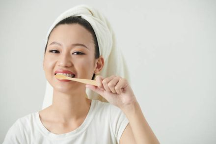 刷牙就只是刷「牙齒」？牙醫師親解4大錯誤刷牙迷思　小心刷錯釀敏感性牙齒