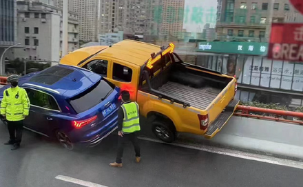 影/上海內環高架驚見兩車上演「玩命關頭」　工程車被奧迪狠尬差點翻落護欄