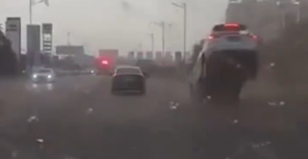 影/遼寧小村莊突遭龍捲風襲擊　車輛開到一半被「直接捲起」