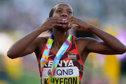 終於圓夢！肯亞29歲田徑女將苦練多年　以3分49秒11刷新女子1500公尺世界紀錄
