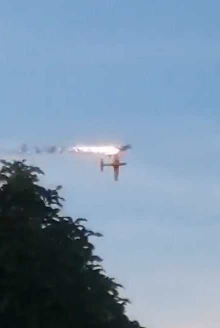 影/哥倫比亞2軍機「高空相撞」瞬間燒成火球　飛行員慘遭死神收割