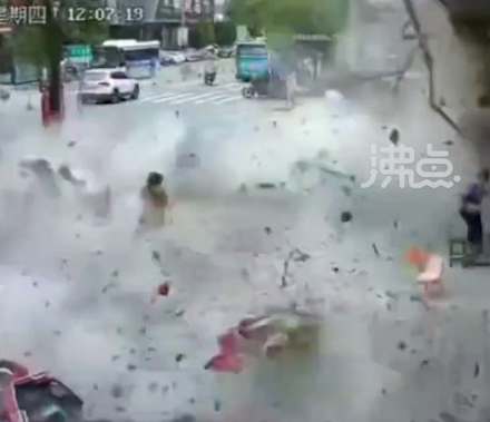 影/驚悚瞬間！湖南32層高樓天降「磁磚雨」　行人奔逃遭砸：像爆炸現場