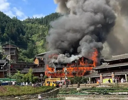影/貴州風景區突發火災建物「陷入火海」　民眾為逃生從3樓「一躍而下」